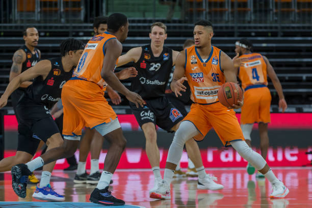 之间的暗流 之间的暗流